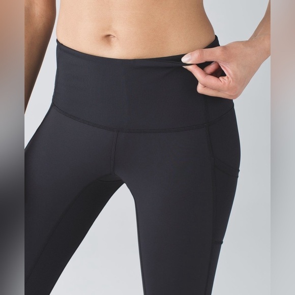 Lululemon Seek The Heat Crop in Black Size: 2 - Picture 12 of 13